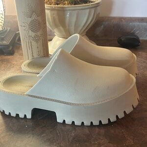 Jeffrey Campbell Cream Platform Mules size 9